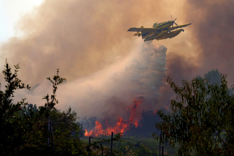 Un avion bombardier d'eau Air Tractor AT-802F procède à un largage sur un incendie de forêt près de San Martin de Valdeiglesias, à environ 70km à l'ouest de Madrid, le 26 juillet 2026 