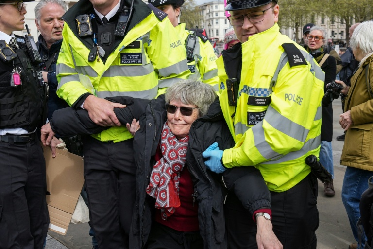  La police emmène de force un manifestant tandis que des personnes se rassemblent pour demander la levée de l’interdiction visant le groupe Palestine Action lors d’une manifestation à Trafalgar Square, dans le centre de Londres, le 11 avril 2026.