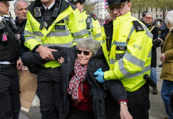  La police emmène de force un manifestant tandis que des personnes se rassemblent pour demander la levée de l’interdiction visant le groupe Palestine Action lors d’une manifestation à Trafalgar Square, dans le centre de Londres, le 11 avril 2026.
