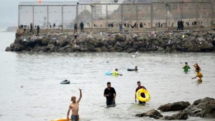 Des jeunes migrants arrivant à Ceuta en nageant le 31 juillet 2026