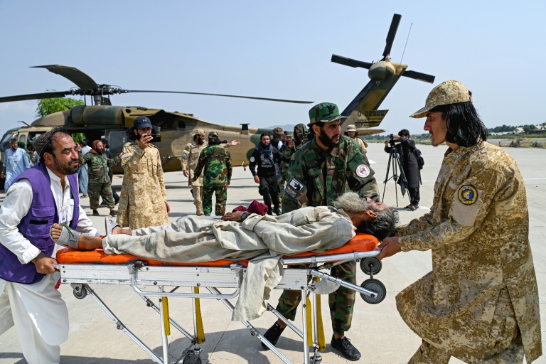 Des blessés du district de Nourgal dans la province de Kounar sont évacués, le 1er septembre 2025 après un tremblement de terre qui a touché des régions montagneuses dans l'est de l'Afghanistan