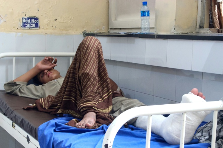 Un blessé sur un lit d'hôpital à Jalalabad, le 1er septembre 2025 après un tremblement de terre qui a frappé un village de l'est de l'Afghanistan