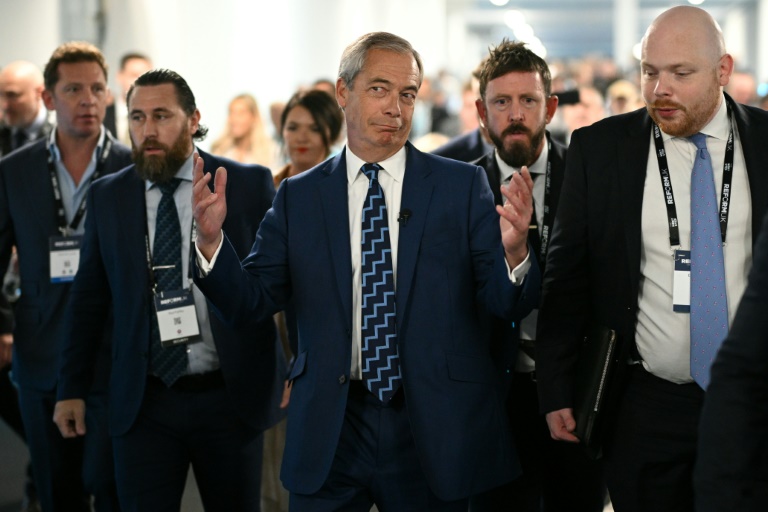 Le chef du parti Reform UK, Nigel Farage (c) arrive à la conférence du parti à Birmingham, dans le centre de l'Angleterre, le 5 septembre 2025