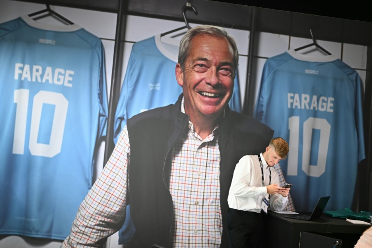 Une grande affiche du leader du parti Reform UK, Nigel Farage, au premier jour de la conférence du parti à Birmingham, dans le centre de l'Angleterre, le 5 septembre 2025