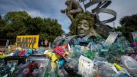 "Le fardeau du Penseur", une œuvre éphémère et évolutive, est installée devant le siège genevois des Nations unies pendant la durée des négociations sur la pollution plastique, par l'artiste et militant canadien Benjamin Von Wong, le 4 août 2025