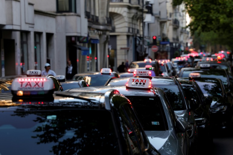 Rassemblement de taxis dans les rues de Paris, pour protester contre les nouvelles conditions tarifaires du transport sanitaire et la concurrence des VTC, le 19 mai 2025