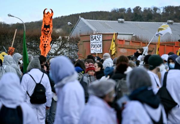 Des militants écologistes manifestent devant un site BASF à Saint-Aubin-Les-Elbeuf, en Seine-Maritime, le 17 novembre 2025
