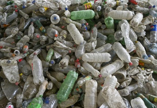 Un amas de déchets de bouteilles plastiques le long de la rivière Las Vacas, affluent de la Motagua, à Chinautla au Guatemala, photographié le 3 juin 2025
