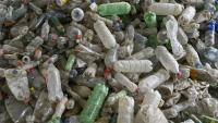 Un amas de déchets de bouteilles plastiques le long de la rivière Las Vacas, affluent de la Motagua, à Chinautla au Guatemala, photographié le 3 juin 2025
