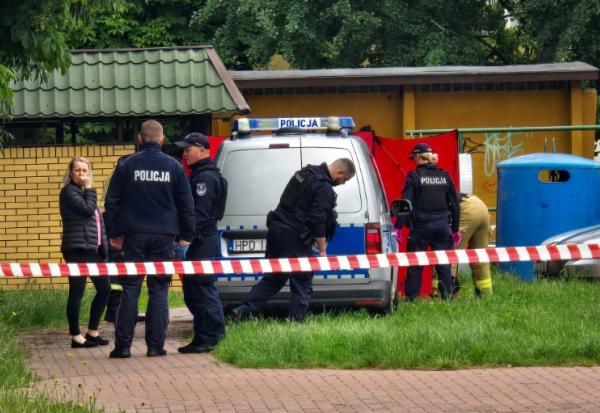 La police sur les lieux du meurtre du caricaturiste Semyon Skrepetsky, à Biala Podlaska, en Pologne, le 16 juin 2026
