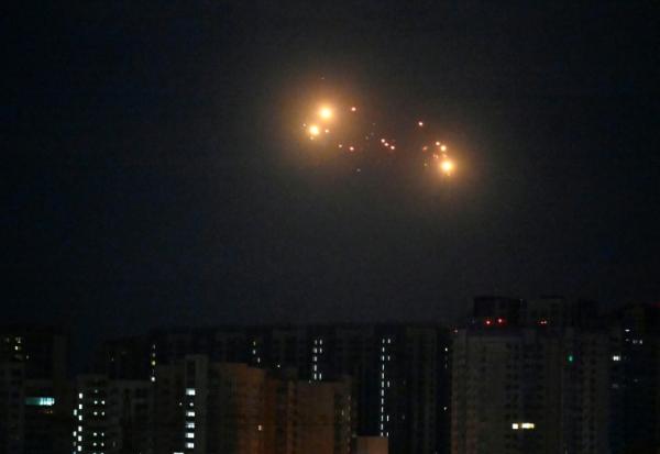 La défense aérienne ukrainienne à l'oeuvre pendant une attaque de drones et de missiles russes contre Kiev, le 10 septembre 2025