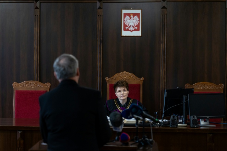 L'évêque Andrzej Jez (G) face à la juge Malgorzata Adamczyk, le 18 février 2026 au tribunal de Tarnów, en Pologne