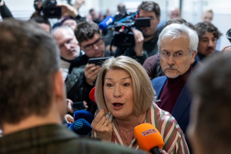 Lilianna Kupaj, agressée sexuellement par un prêtre lorsqu’elle était enfant, parle avec des journalistes en marge de l'audience devant le tribunal de Tarnów, le 18 février 2026