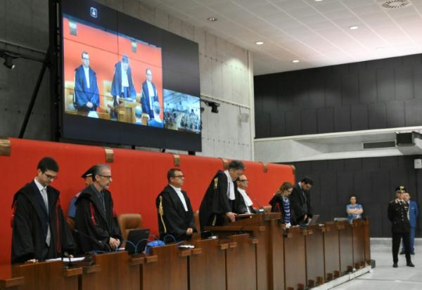 Le juge Paolo Lepri (c) prononce le verdict concernant l'effondrement du pont Morandi en 2018, au tribunal de Gênes, le 16 juillet 2026 en Italie
