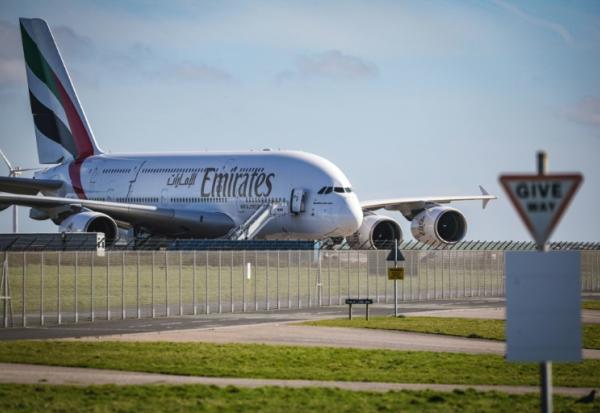 Un Airbus A380 de la compagnie Emirates sur le tarmac de l'aéroport de Newquay Cornouailles, au Royaume-uni, le 6 avril 2026