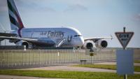 Un Airbus A380 de la compagnie Emirates sur le tarmac de l'aéroport de Newquay Cornouailles, au Royaume-uni, le 6 avril 2026