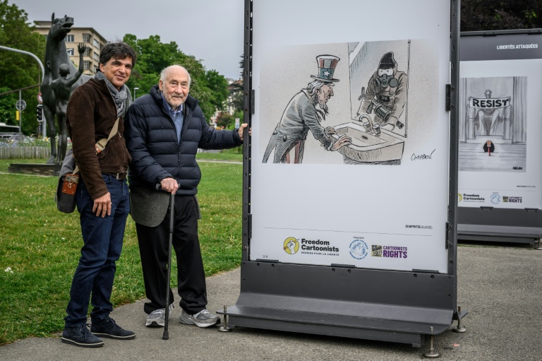 Le dessinateur suisse Patrick Chappatte (à gauche) et le prix Nobel d'économie Joseph Stiglitz à Genève, le 4 mai 2026