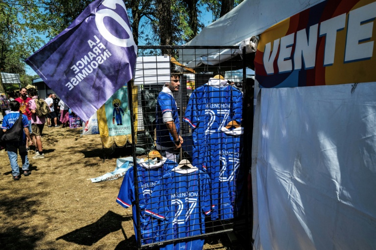 Des maillots de football LFI floqués 