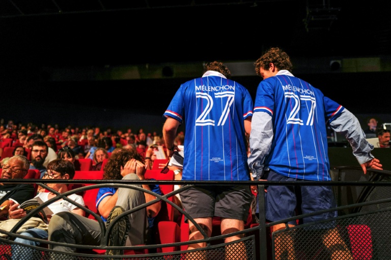 Des participants aux universités d'été de LFI portent des maillots de football LFI floqués 