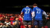 Des participants aux universités d'été de LFI portent des maillots de football LFI floqués "Mélenchon 27" à Châteauneuf-sur-Isère, dans la Drôme, le 22 août 2026 