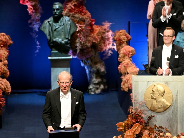 Michel Devoret prix Nobel de physique 2025 reçoit son prix à Stockholm le 10 décembre 2025