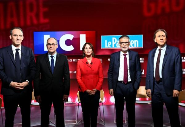 (De g à d) Les candidats à la primaire du PS et de Place publique — Raphaël Glucksmann, Emmanuel Maurel, Ségolène Royal, Olivier Faure et Jérôme Guedj posent avant un débat organisé par LCI à Boulogne-Billancourt, le 23 septembre 2026