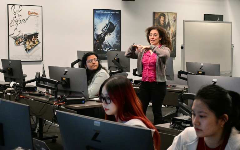 Debra Isaac, professeure à l'USC, anime un cours intitulé éVisualiser la production scientifique