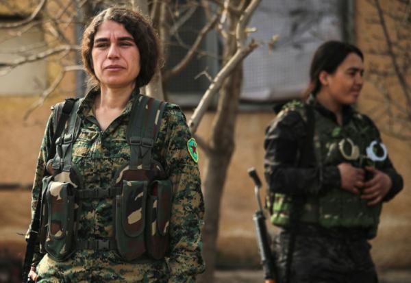 Roksan Mohammad (g), 37 ans, porte-parole des Unités de protection de la femme, lors de la visite d'une délégation gouvernementale à Qamichli, une ville majoritairement kurde du nord-est de la Syrie, le 8 février 2026