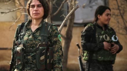 Roksan Mohammad (g), 37 ans, porte-parole des Unités de protection de la femme, lors de la visite d'une délégation gouvernementale à Qamichli, une ville majoritairement kurde du nord-est de la Syrie, le 8 février 2026