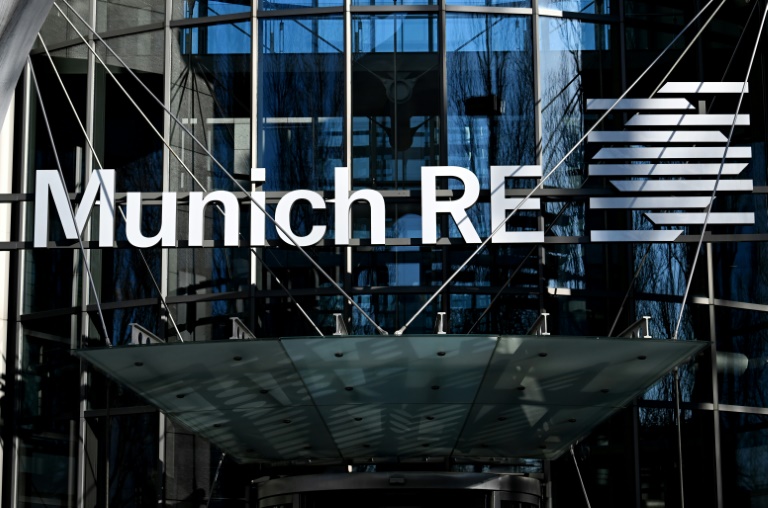 Le logo du géant allemand de la réassurance Munich RE au siège de la compagnie à Munich, dans le sud de l'Allemagne, le 9 mars 2022