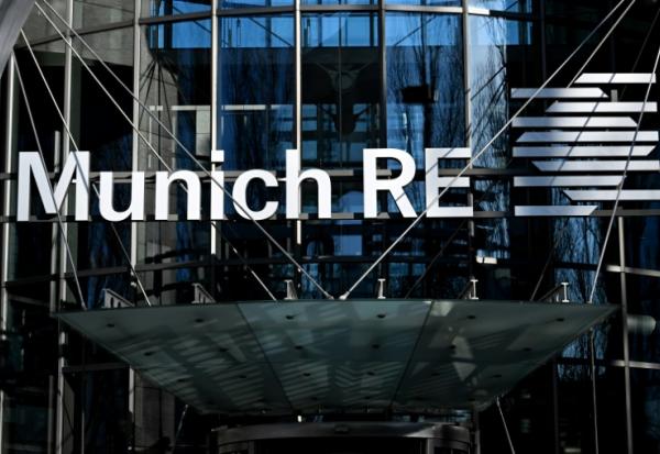Le logo du géant allemand de la réassurance Munich RE au siège de la compagnie à Munich, dans le sud de l'Allemagne, le 9 mars 2022