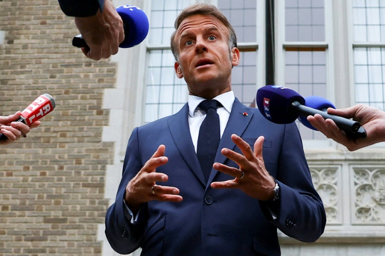 Le président français Emmanuel Macron s'adresse aux médias à l'ambassade de France à Washington, le 18 août 2025, après une réunion avec le président américain Donald Trump, le président ukrainien Volodymyr Zelensky et les dirigeants européens 