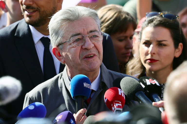 Jean-Luc Mélenchon, leader de La France insousmise, répond à la presse le 18 septembre 2025, en marge de la manifestation intersyndicale pour peser sur les choix budgétaires
