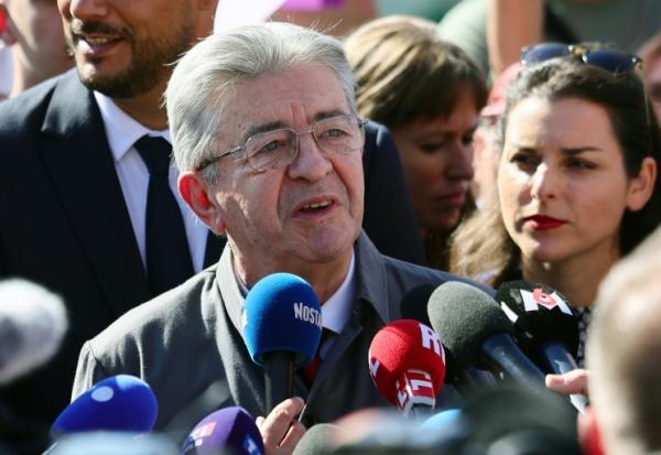 Jean-Luc Mélenchon, leader de La France insousmise, répond à la presse le 18 septembre 2025, en marge de la manifestation intersyndicale pour peser sur les choix budgétaires