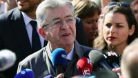 Jean-Luc Mélenchon, leader de La France insousmise, répond à la presse le 18 septembre 2025, en marge de la manifestation intersyndicale pour peser sur les choix budgétaires