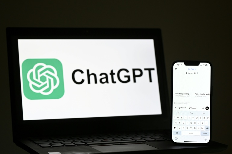 Les assistants d'intelligence artificielle (IA) comme ChatGPT font des erreurs presque une fois sur deux quand ils sont interrogés sur l'actualité, selon une vaste étude 