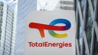 Souvent critiqué pour la faiblesse, voire l'absence de son impôt sur les sociétés en France au regard de ses énormes bénéfices mondiaux, TotalEnergies met en avant sa contribution à l'économie internationale, mais demeure au cœur du débat sur la taxation des "super-profits"
