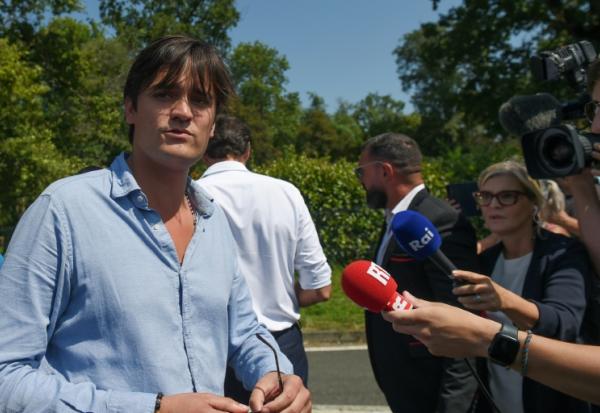 Alain-Fabien Delon à son arrivée à la propriété de son père pour assister aux obsèques privées à Douchy, dans le centre de la France, le 24 août 2024