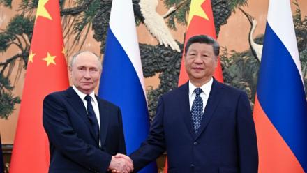 Photo diffusée par l'agence de presse russe Sputnik montrant le président russe Vladimir Poutine (g) et le président chinois Xi Jinping lors d'une rencontre au Palais de l'Assemblée du Peuple à Pékin, le 2 septembre 2025