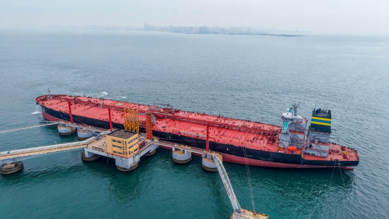 Vue aérienne d'un pétrolier déchargeant du pétrole brut importé dans un terminal portuaire de Qingdao, dans la province du Shandong, dans l'est de la Chine, le 14 mai 2026