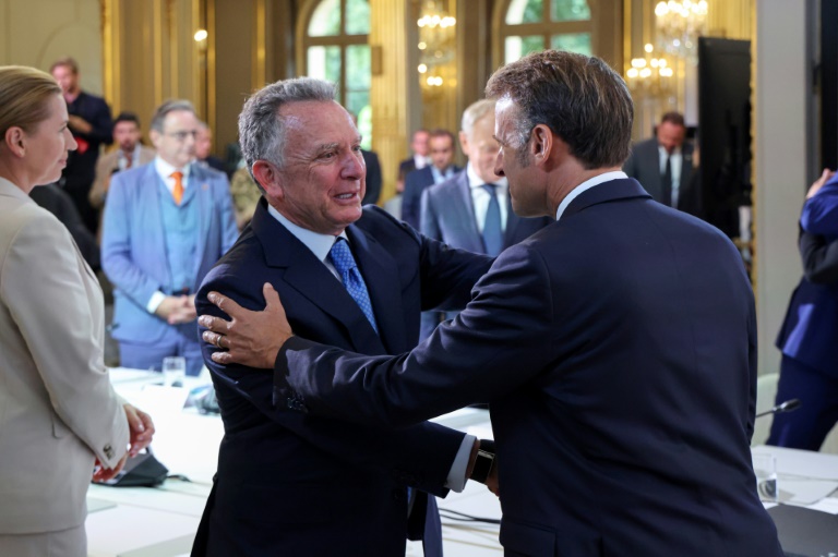 L'émissaire spécial américain Steve Witkoff (g) et le président français Emmanuel Macron lors du sommet de la Coalition des volontaires à l'Elysée, le 4 septembre 2025 à Paris