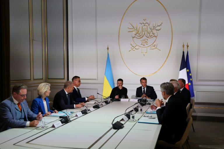 Le président français Emmanuel Macron (d) et son homologue ukrainien Volodymyr Zelensky (g) lors lors du sommet de la Coalition des volontaires à Paris