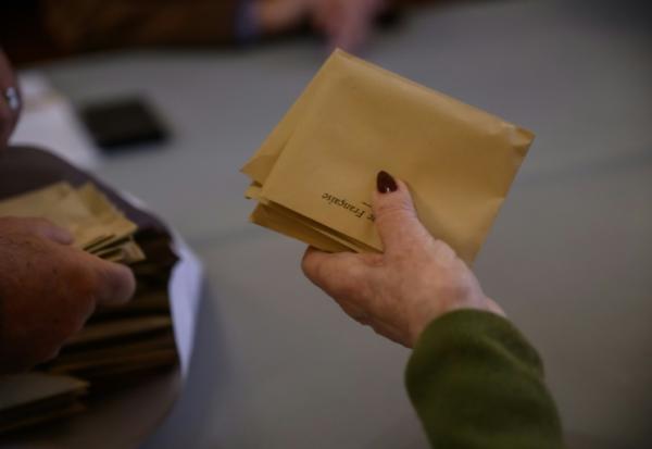 Dépouillement des bulletins de vote lors du 1er tour des municipales à Perpignan, le 15mars 2026 dans les Pyrénées-Orientales