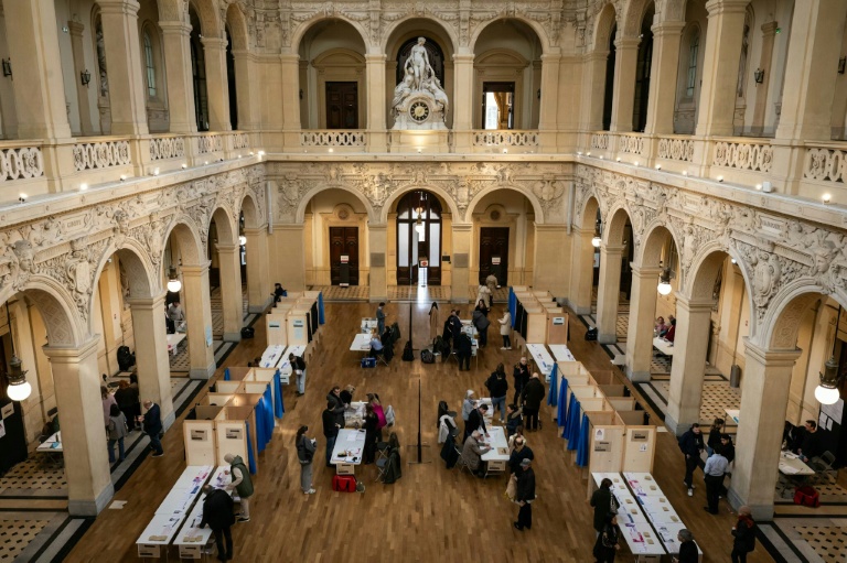 Des électeurs votent au premier tour des élections muncipales, le 15 mars 2026 à Lyon 