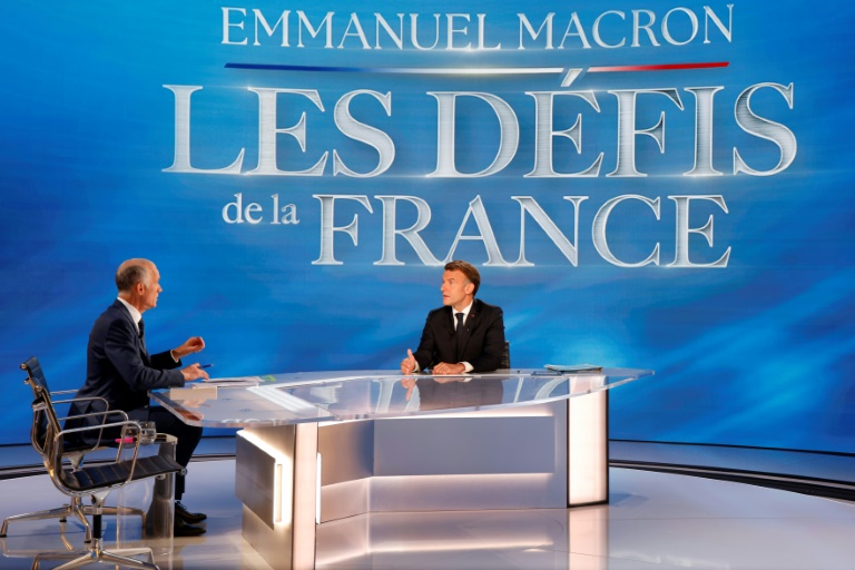 Le président Emmanuel Macron (d) et le journaliste Gilles Bouleau sur le plateau de TF1 lors d'une émission spéciales, le 13 mai 2025 à Saint-Denis, au nord de Paris
