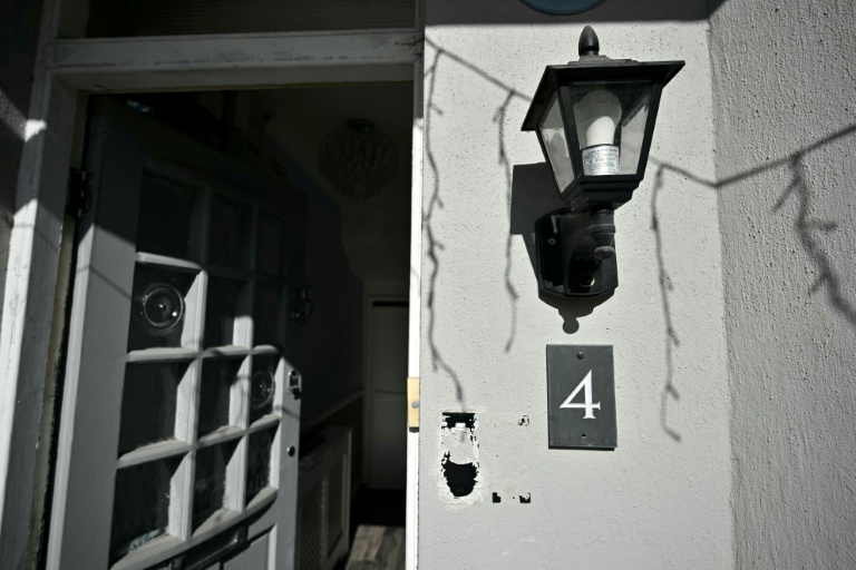 L'entrée de la maison (c) où David Bowie a passé son adolescence, à Bromley, dans la banlieue de Londres, le 11 mars 2026