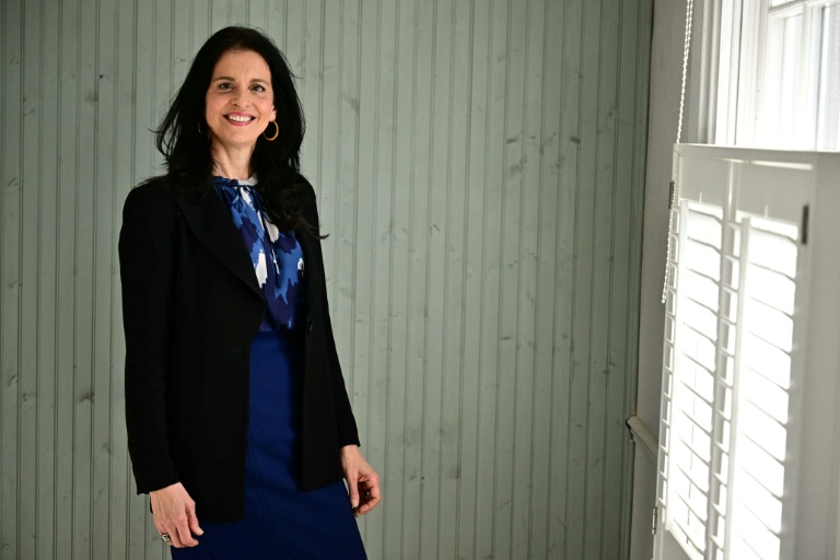 Nicola Stacey, directrice de Heritage of London, dans la maison où David Bowie a passé son adolescence, à Bromley, dans la banlieue de Londres, le 11 mars 2026