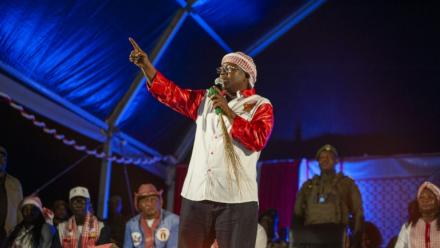 Le président sortant et candidat à sa succession, Umaro Sissoco Embalo, s'adresse à ses partisans lors d'un meeting  politique à Bissau, le 11 novembre 2025