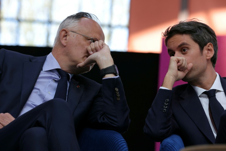 Édouard Philippe (gauche) et Gabriel Attal à Saint-Denis près de Paris le 6 avril 2025
