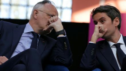 Édouard Philippe (gauche) et Gabriel Attal à Saint-Denis près de Paris le 6 avril 2025
